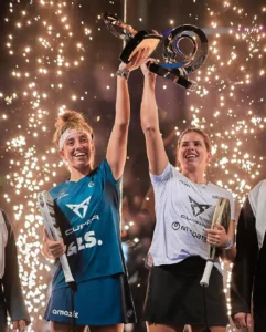 Bea González y Delfi Brea levantando el trofeo del campeonato